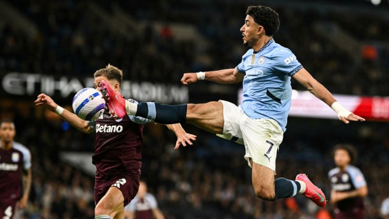 El delantero egipcio del Manchester City, Omar Marmoush, controla el balón.