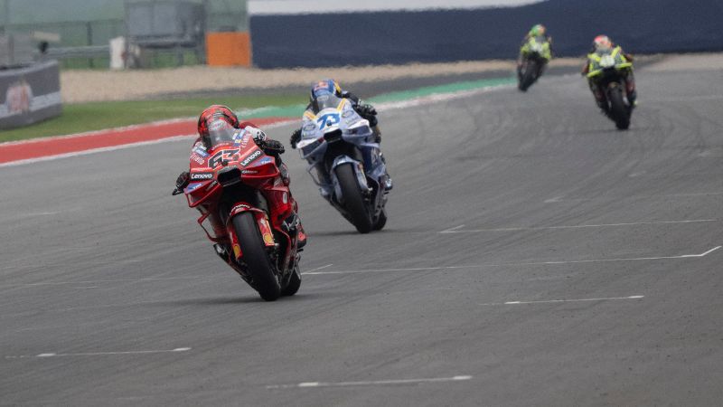 En la foto de archivo, Francesco Bagnaia, de Italia, y el equipo Ducati Lenovo lideran la carrera de MotoGP durante el MotoGP de EE. UU.
