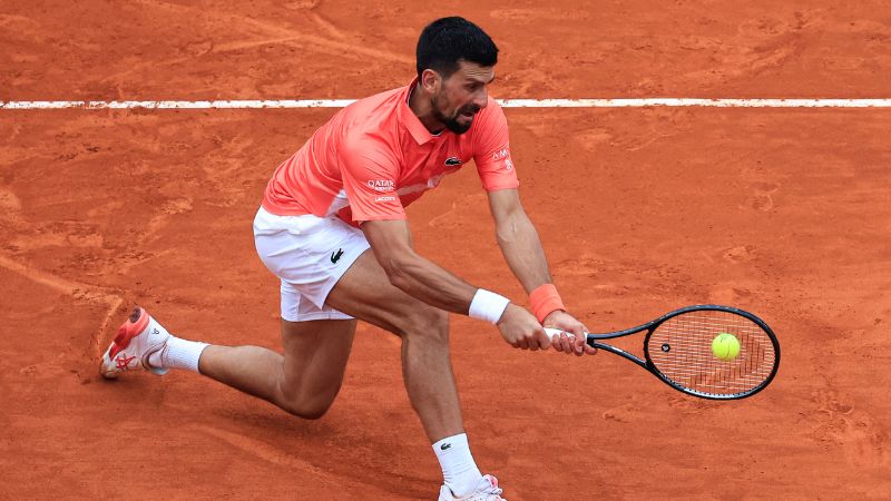 El serbio Novak Djokovic devuelve un revés al chileno Alejandro Tabilo durante el partido de dieciseisavos de final del torneo ATP Masters Series de Montecarlo.