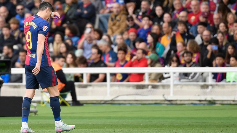 El delantero polaco del Barcelona, Robert Lewandowski, abandona el campo tras resultar lesionado.