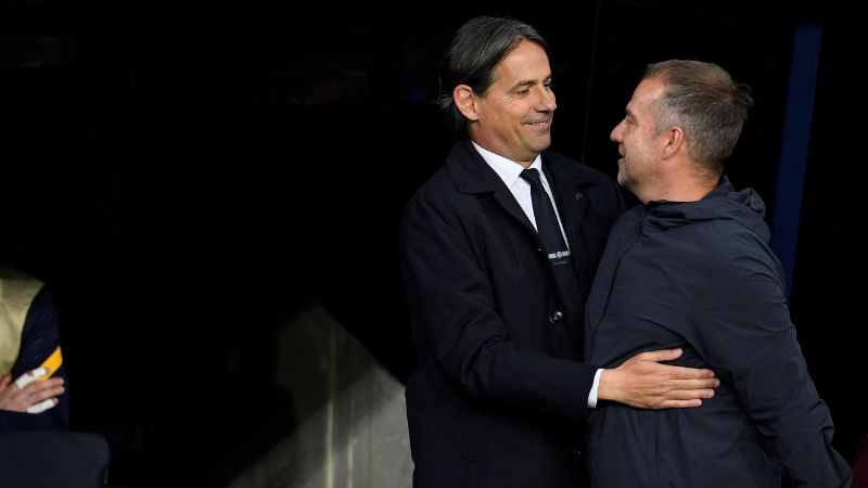 El entrenador italiano del Inter de Milán, Simone Inzaghi, abraza al entrenador alemán del Barcelona, Hans-Dieter Flick.