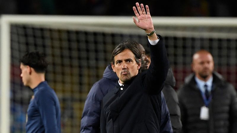 El entrenador italiano del Inter de Milán, Simone Inzaghi, saluda al final del partido de ida de las semifinales de la UEFA Champions League contra el FC Barcelona.
