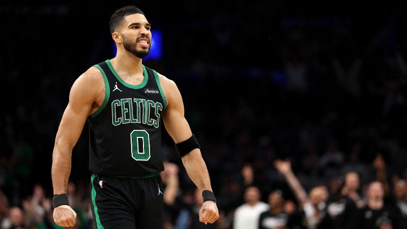 Jayson Tatum de los Boston Celtics reacciona tras una jugada durante el tercer cuarto del quinto partido de la primera ronda de los playoffs de la NBA de la Conferencia Este contra los Orlando Magic.