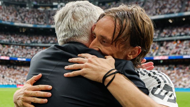 El abrazo de despedida entre Carlo Ancelotti y Luka Modric.