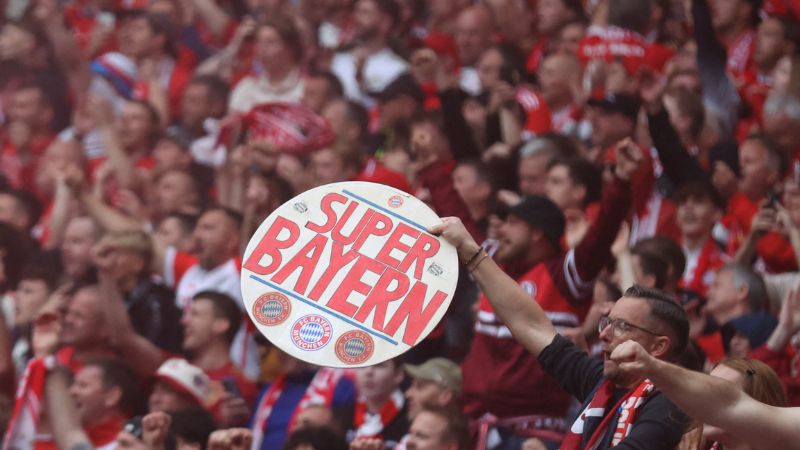 Un aficionado del Bayern de Múnich sostiene un cartel con la leyenda "Súper Bayern" después del partido contra el RB Leipzig.