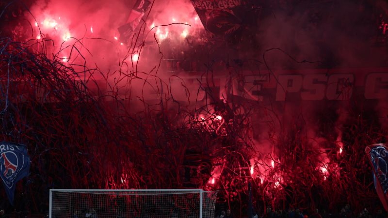 Los aficionados del Paris Saint-Germain celebran tras la victoria sobre el Arsenal.