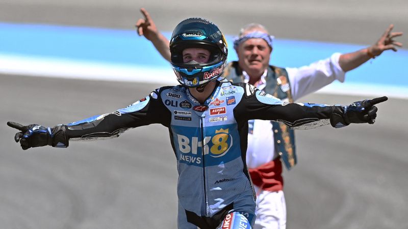 El piloto español de Gresini Racing MotoGP, Alex Márquez, celebra tras ganar el Gran Premio de España.