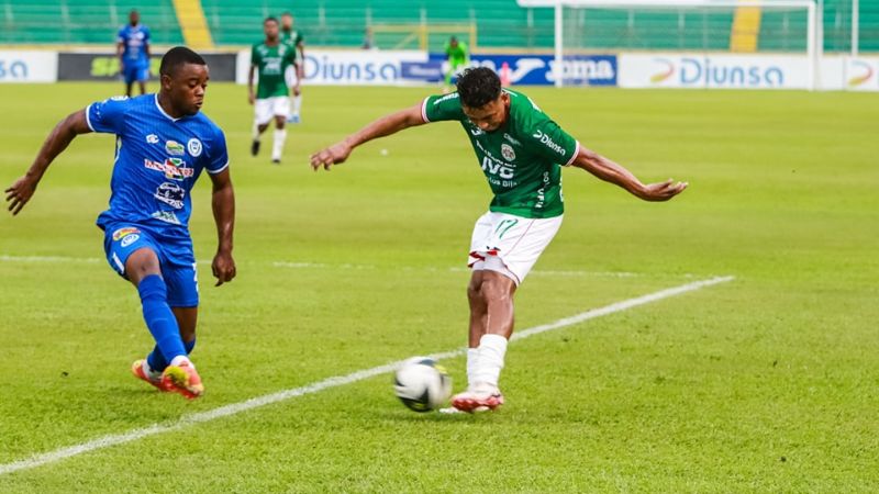 Alexy Vega se apresta a enviar un centro al área ante la marca de Wisdom Quayé, de Victoria.