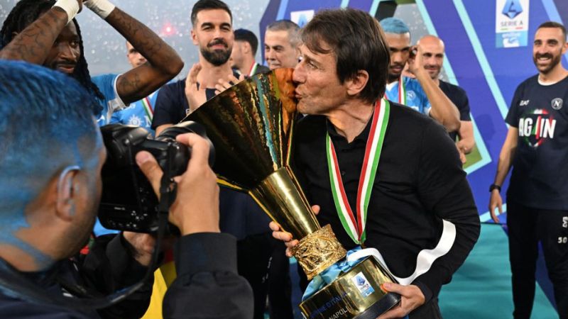 Antonio Conte decide quedarse en el Napoli a pesar de los rumores que lo ponían en la Juventus.