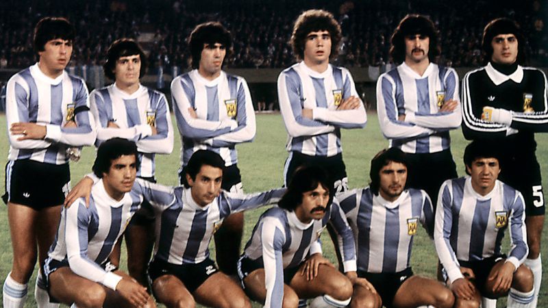 La selección de Argentina de 1978: (De pie, de izq. a der.: Daniel Passarella, René Houseman, Luis Galván, Alberto Tarantini, Mario Kempes, Ubaldo Matildo Fillol; primera fila, de izq. a der.: Américo Gallego, Osvaldo Ardiles, Leopoldo Luque, Daniel Valencia, Jorge Olguín).