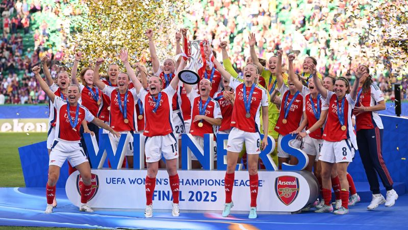 Las jugadoras del Arsenal levantan la Copa que las acredita como campeonas de Europa.