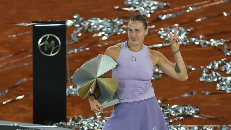 La bielorrusa Aryna Sabalenka posa con su trofeo tras vencer a la estadounidense Coco Gauff.
