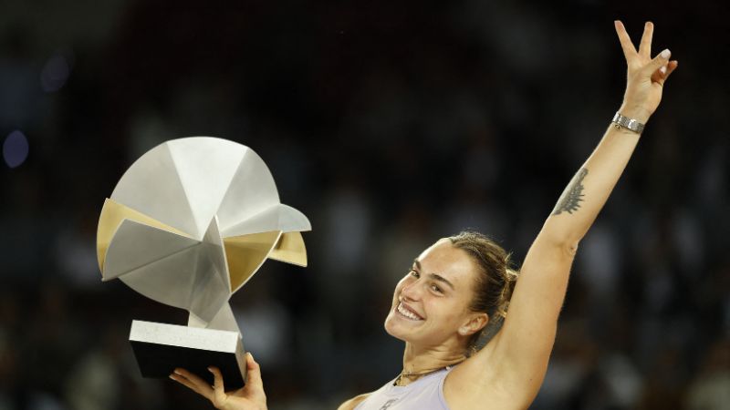 La bielorrusa Aryna Sabalenka posa con su trofeo tras vencer a la estadounidense Coco Gauff durante la final individual del torneo de tenis WTA Tour Madrid Open.