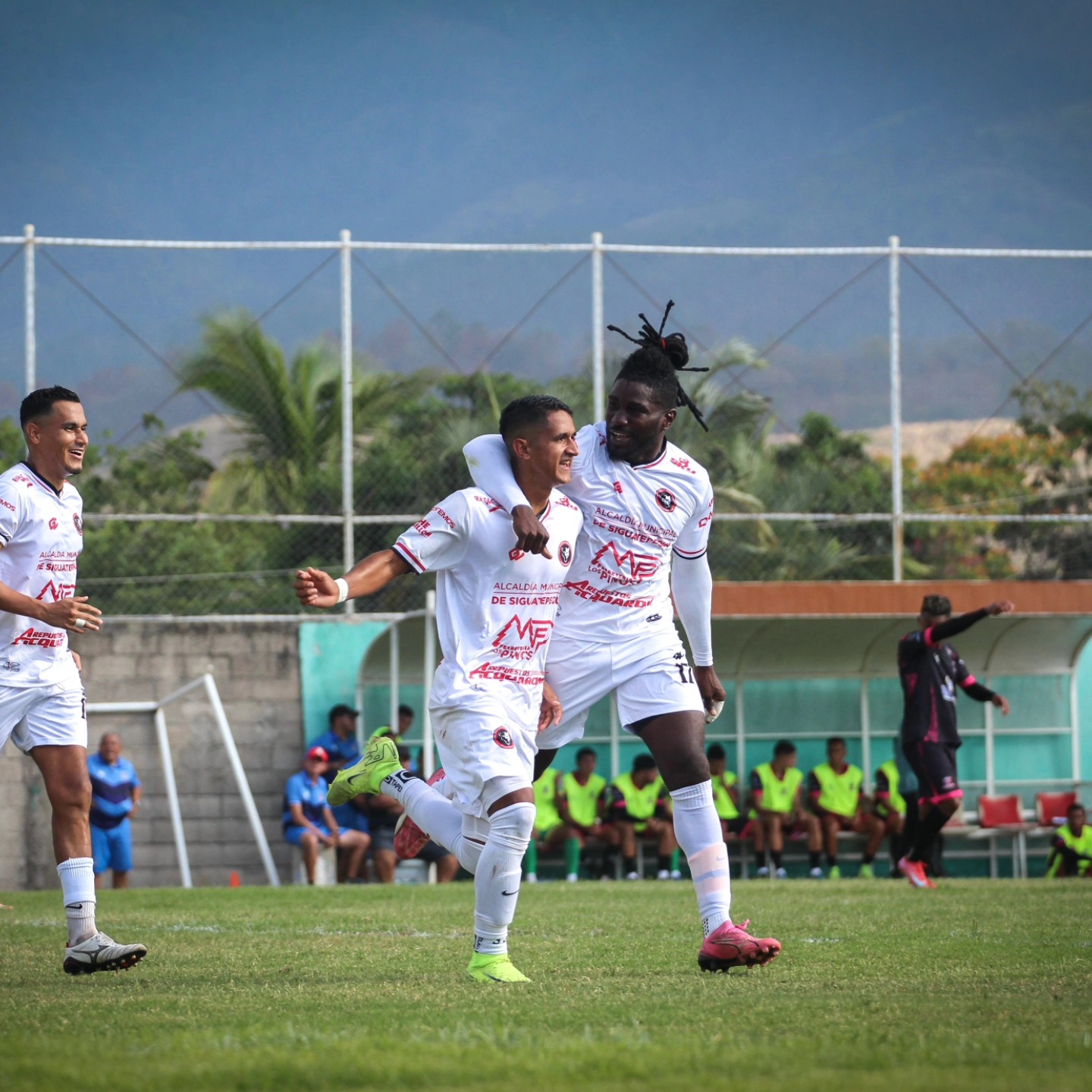 Fernando Sabillón, del Atlético Independiente de Siguatepeque, celebra el tanto de su equipo frente al Arsenal SAO.