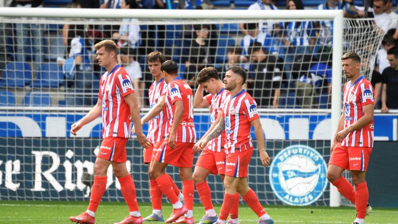 Los jugadores del Atlético de Madrid reaccionan al final del partido de la liga española contra el Deportivo Alavés.