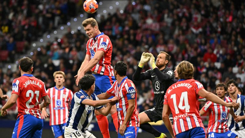 El delantero noruego del Atlético de Madrid, Alexander Sorloth, cabecea durante el partido contra la Real Sociedad.