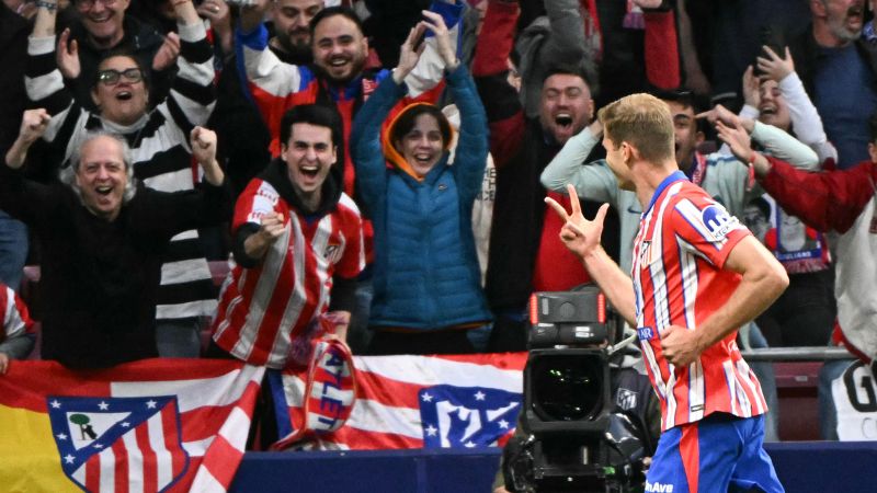 El delantero noruego del Atlético de Madrid, Alexander Sorloth, celebra su tercer gol frente a la Real Sociedad.