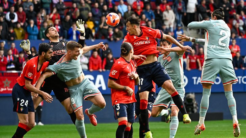 El delantero noruego del Atlético de Madrid, Alexander Sorloth, choca con el defensa español de Osasuna, Alejandro Catena.