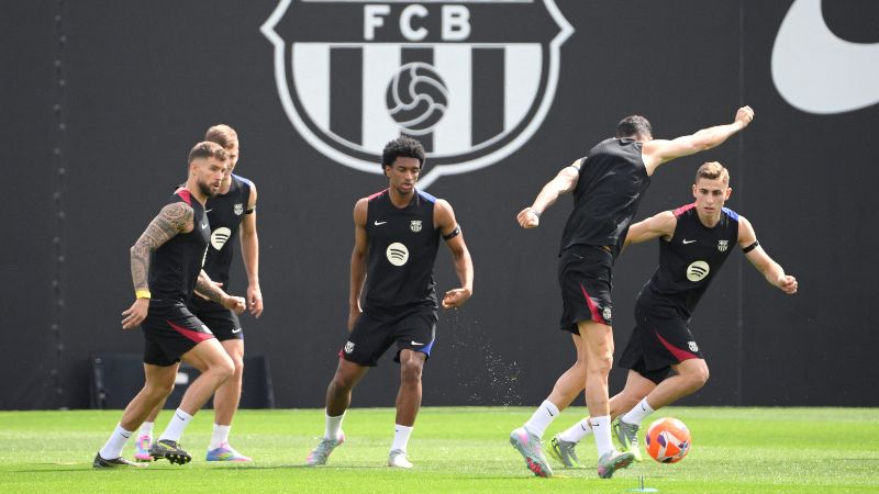 Los jugadores del Barcelona, Íñigo Martínez Berridi, Alex Balde, y Fermín López, trabajan previo al clásico contra el Real Madrid.