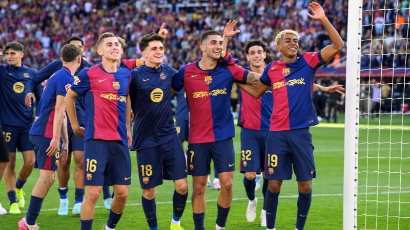 Los jugadores del Barcelona celebran la victoria sobre el Real Madrid.