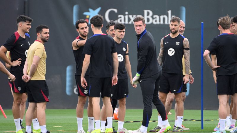 El portero alemán del Barcelona, Marc-André Ter Stegen, y sus compañeros participan en una sesión de entrenamiento antes de enfrentar al Real Madrid.