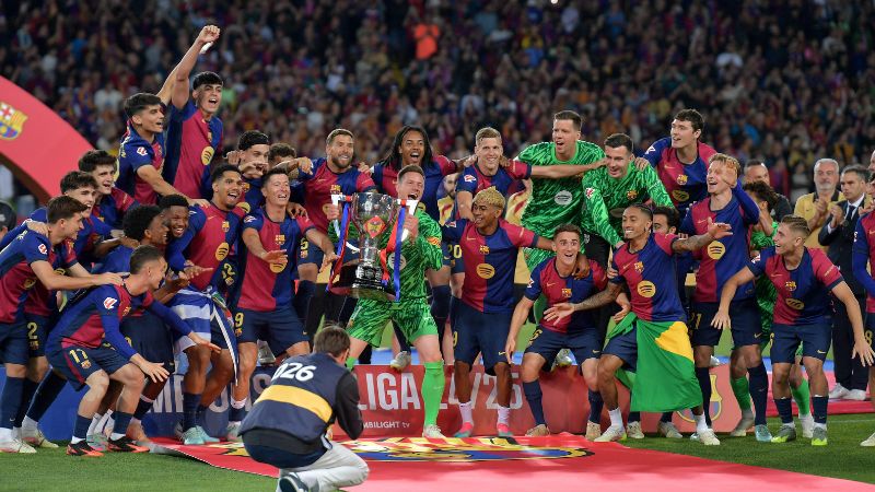 Los jugadores del Barcelona celebran su título número 28 de Liga después del partido contra el Villarreal CF.