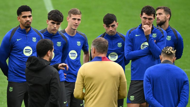 Los jugadores del Barcelona escuchan atentamente a su entrenador, Hansi Flick.