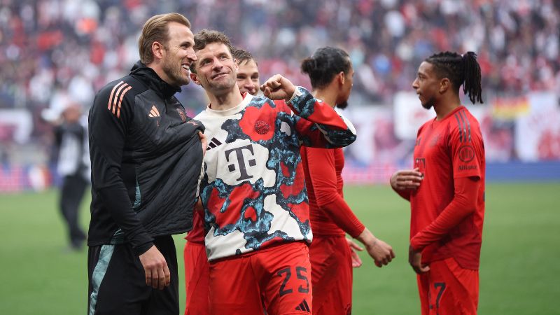El delantero alemán del Bayern Múnich, Thomas Mueller, y el delantero inglés, Harry Kane, hablan después del partido contra el RB Leipzig.