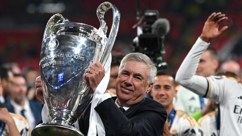 En la foto de archivo, el entrenador italiano del Real Madrid, Carlo Ancelotti, levanta el trofeo de la UEFA Champions League.