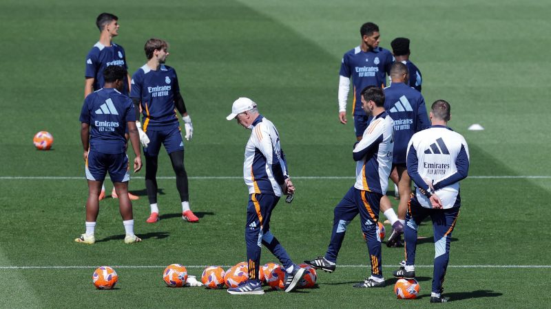 El entrenador del Real Madrid, Carlo Ancelotti, dirige una sesión de entrenamiento.