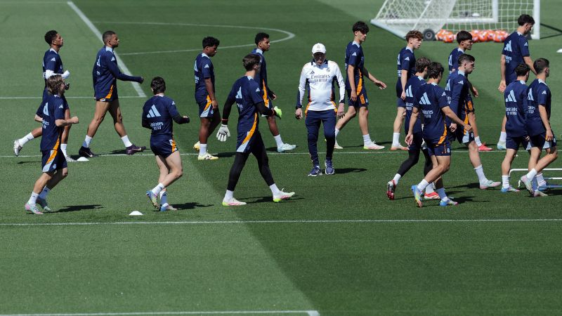 El entrenador del Real Madrid, Carlo Ancelotti, dirige una sesión de entrenamiento Previo al partido contra el Mallorca.