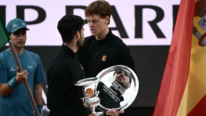 El español Carlos Alcaraz y el italiano Jannik Sinner hablan en el podio al final de su partido del torneo ATP Roma Open.