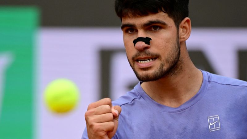 El español Carlos Alcaraz celebra un punto contra el ruso Karen Khachanov.