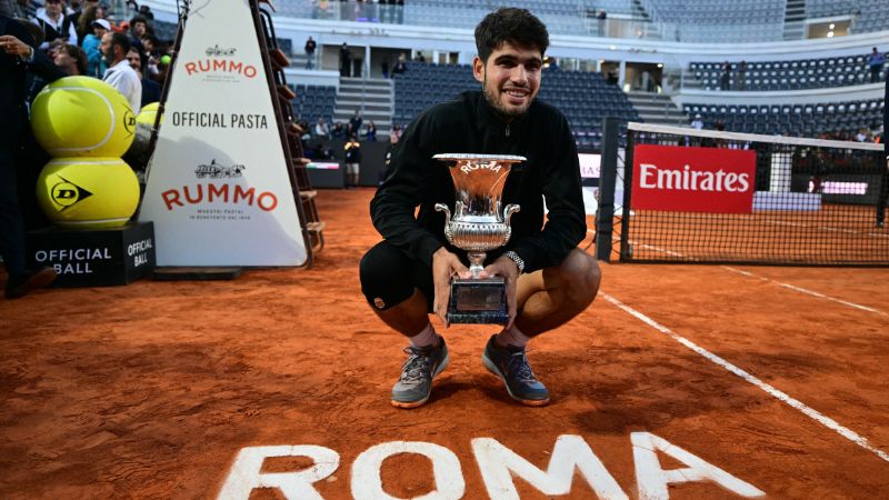 El español Carlos Alcaraz posa con su trofeo de campeón al final de su partido contra Jannik Sinner por el torneo ATP Roma Open.