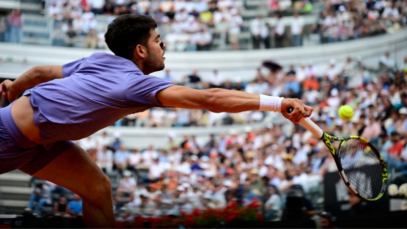 El español Carlos Alcaraz regresa la bala al ruso Karen Khachanov durante su partido individual masculino en el torneo de tenis ATP Roma Open.