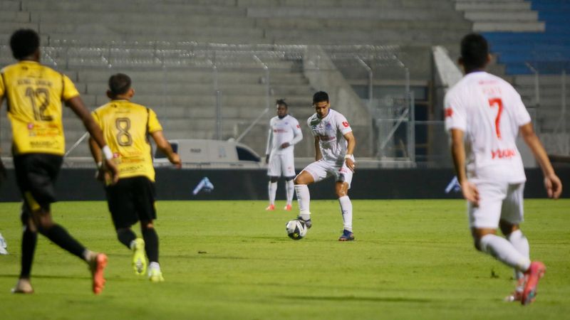 El mediocampista de Olimpia, Carlos Pineda, controla el balón durante el partido contra Génesis Comayagua.