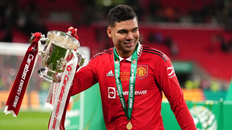 Casemiro celebrando la obtención de la Carabao Cup tan solo unos meses después de su llegada a Manchester.