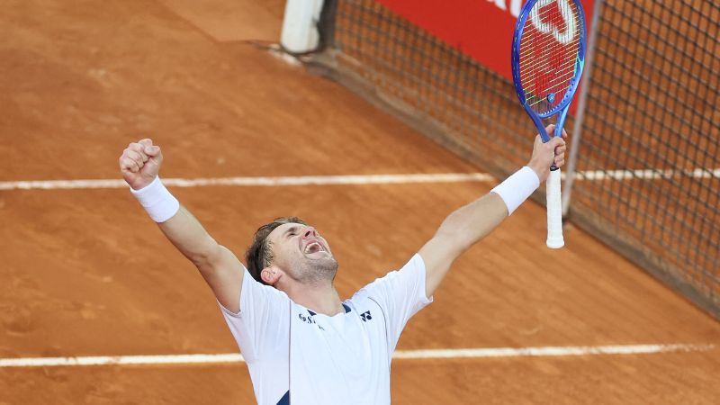 El noruego Casper Ruud celebra su victoria contra el británico Jack Draper durante la final individual del torneo de tenis ATP Tour Madrid Open 2025.