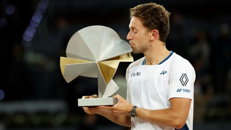 El noruego Casper Ruud besa su trofeo en el podio tras vencer al británico Jack Draper durante la final individual del torneo de tenis ATP Tour Madrid Open 2025.
