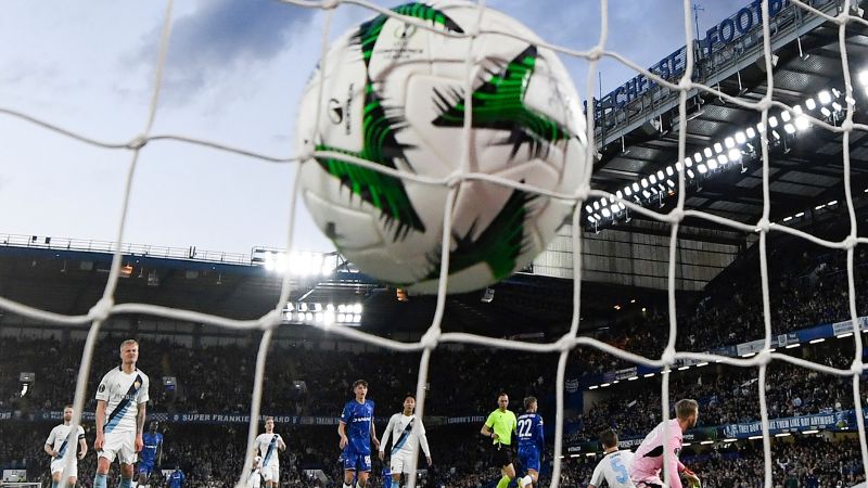 Los jugadores reaccionan después de que el centrocampista inglés del Chelsea, Kiernan Dewsbury-Hall, anotara el primer gol durante el partido contra el Djurgardens IF en Stamford Bridge.