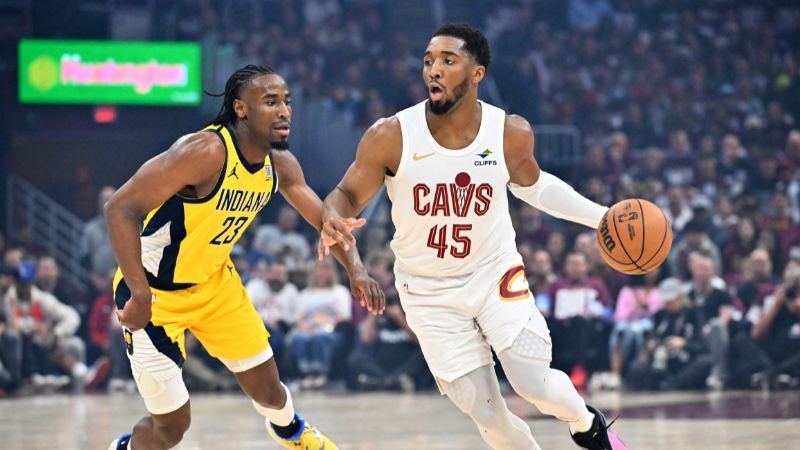 Aaron Nesmith de los Indiana Pacers defiende a Donovan Mitchell de los Cleveland Cavaliers.