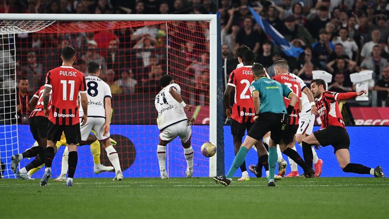 El delantero suizo del Bolonia, Dan Ndoye, dispara y marca el único gol de su equipo sobre el Milan en la final de la Copa de Italia.