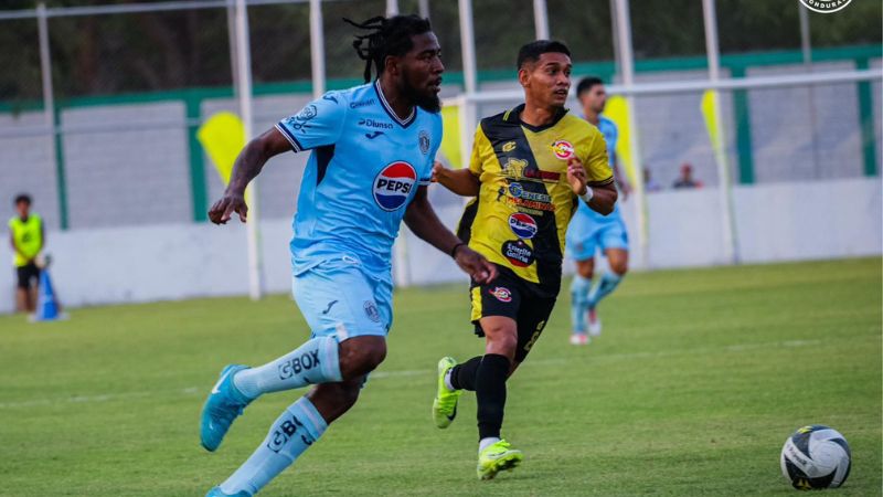 El defensa de Motagua, Cristopher Meléndez, sale con balón dominado en uno de los avances de su equipo.