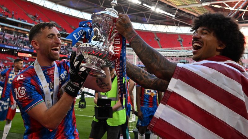 Los estadounidenses del Crystal Palace, Matt Turner y Chris Richards, posan con el trofeo de la Copa de Inglaterra.