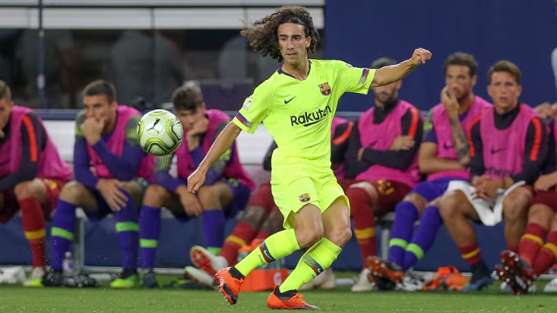 Cucurella salió de La Masía y ha tenido una carrera destacada en clubes como el Brighton y el Chelsea, mostrando su versatilidad como lateral y mediocampista.