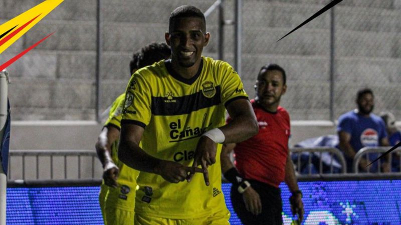 El defensa panameño del Real España, Daniel Aparicio, se pierde los dos partidos de la final contra Olimpia.