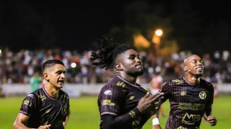 Denilson "Camavinga" Núñez celebra el segundo tanto de las "Panteras" y que significó el título del torneo de Clausura de la Liga de Ascenso.