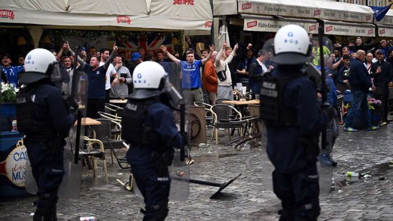 La policía de Breslavia, Polonia, tuvo que intervenir para controlar los enfrentamientos entre hinchas del Betis y Chelsea.