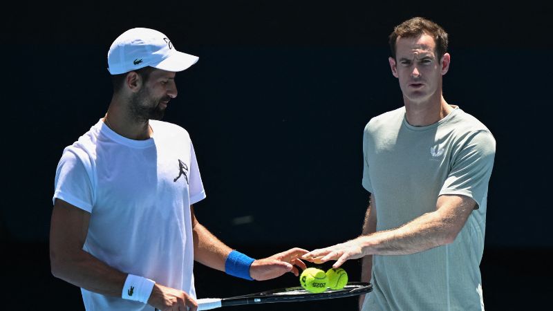 En la foto de archivo, el serbio Novak Djokovic y su entrenador Andy Murray hablan durante una sesión de práctica.