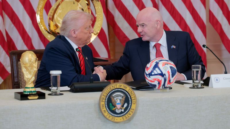 El presidente de Estados Unidos, Donald Trump, habla junto al presidente de la Federación Internacional de Fútbol Asociación (FIFA), Gianni Infantino.